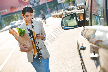 购物后的青年女人图片