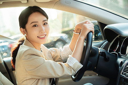 快乐的青年女人开车图片