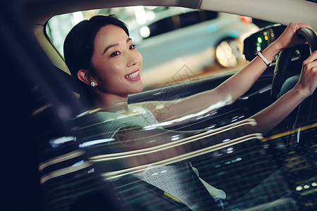 时尚美女写真漂亮的年轻女人开车背景