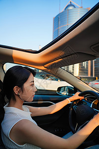 时尚美女写真开车的青年女人背景