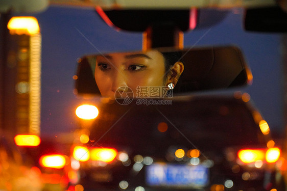 堵车后视镜显示的青年女人图片