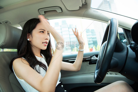 驾车抓狂的青年女人图片