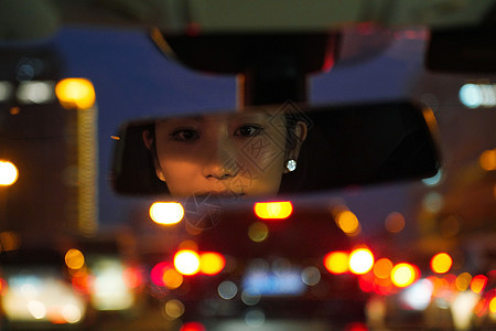 堵车后视镜显示的青年女人图片