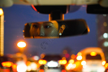 堵车后视镜显示的青年女人图片