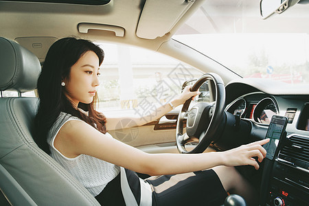开车使用导航的青年女人图片