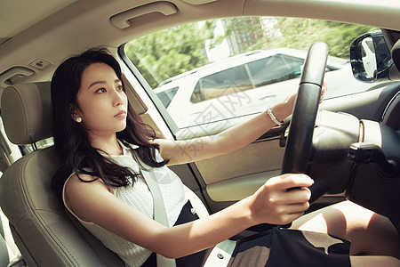 漂亮的青年女人开车图片