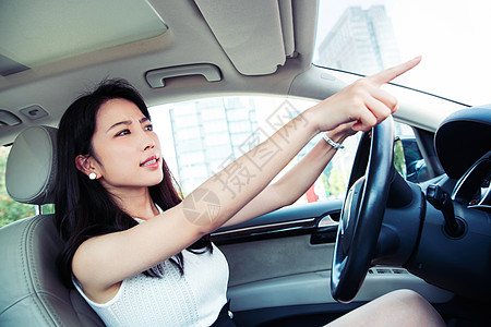 驾车愤怒的青年女人图片