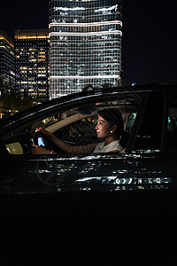 时尚美女写真夜晚漂亮的年轻女人驾车背景