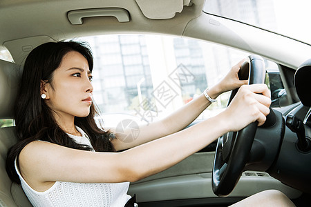 驾车生气的青年女人图片