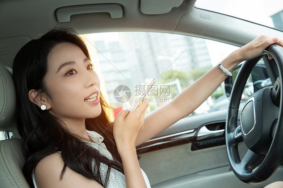 青年女人边开车边语音聊天图片
