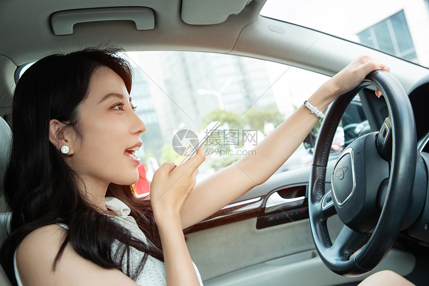 青年女人边开车边语音聊天图片