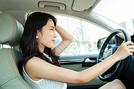 驾车生气的青年女人图片