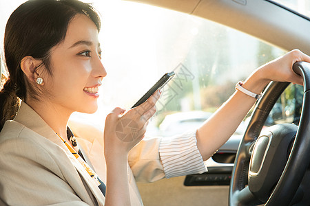 青年女人边开车边语音聊天图片