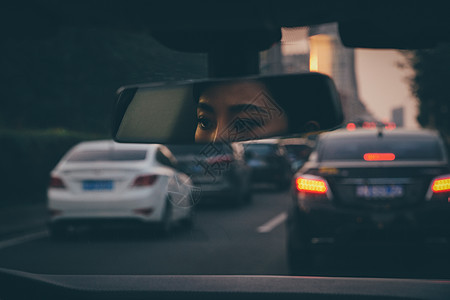 后视镜里驾车的青年女人图片