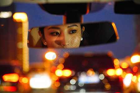 堵车后视镜显示的青年女人图片