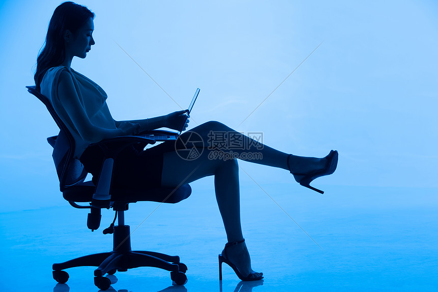 商务女士坐在椅子上使用电脑图片
