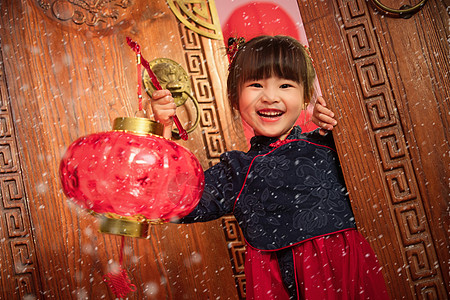 可爱的小女孩手提红灯笼庆祝新年图片