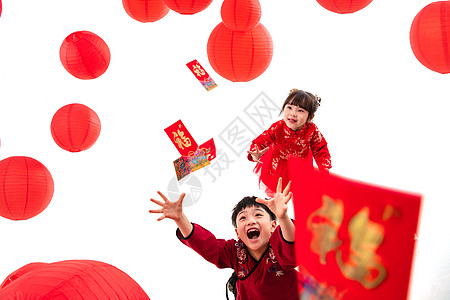 张雨绮红灯笼下的男孩女孩伸手接红包背景