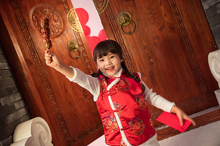 手举糖葫芦的快乐小女孩图片