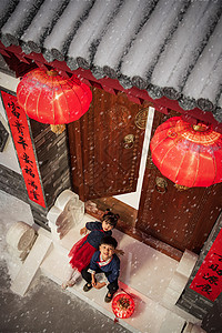中式门快乐的男孩女孩庆祝新春背景