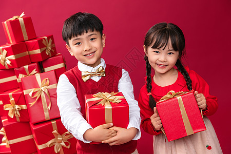 收到礼物的男孩快乐儿童收到许多新年礼物背景