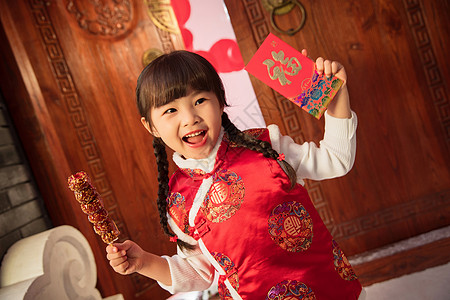 手拿糖葫芦红包的快乐小女孩图片