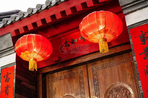 中式庭院门前挂的红灯笼图片