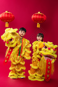 欢乐的男孩女孩舞狮庆祝新年背景