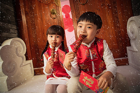 吃冰糖葫芦的可爱男孩女孩图片