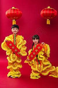 舞龙舞狮欢乐的男孩女孩舞狮庆祝新年背景