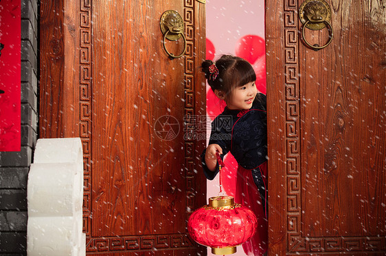 漂亮的小女孩手提红灯笼庆祝新年图片