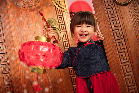 漂亮的小女孩手提红灯笼庆祝新年图片