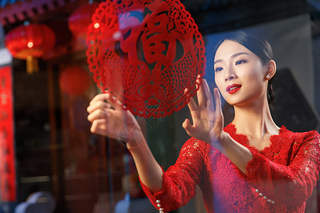 中式门年轻女人过年贴窗花背景