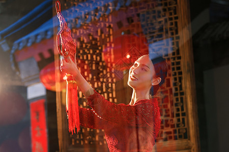 中式门年轻女人过年挂结背景