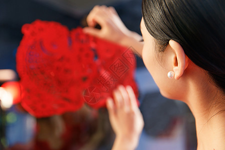 年轻女人过年贴窗花图片
