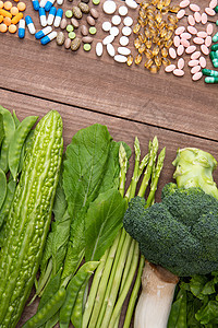多色药品和绿色蔬菜图片