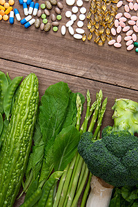 多色药品和绿色蔬菜图片
