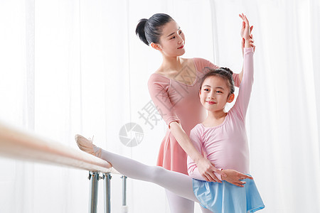 年轻舞蹈老师教小女孩跳舞背景