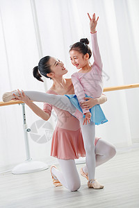 年轻舞蹈老师教小女孩跳舞高清图片
