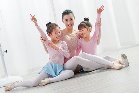 年轻舞蹈教师和小女孩们图片