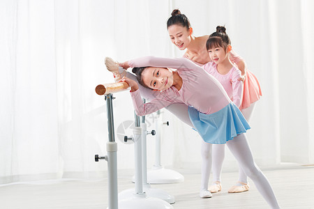 幼儿园儿童设备年轻舞蹈老师教小女孩们跳舞背景
