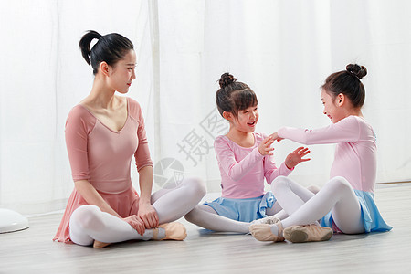 快乐舞蹈女孩年轻舞蹈教师和小女孩们背景