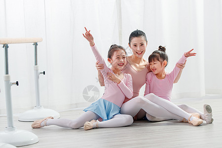 年轻舞蹈教师和小女孩图片