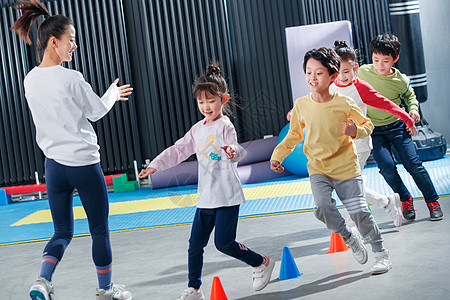 健身指导儿童在教练的指导下进行体能训练背景