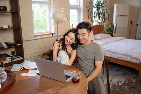 青年夫妇在家使用电脑图片