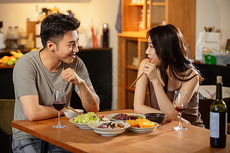 年轻夫妇在家用餐图片