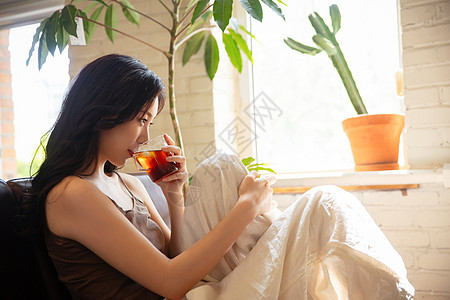 年轻女人在家喝茶休息图片