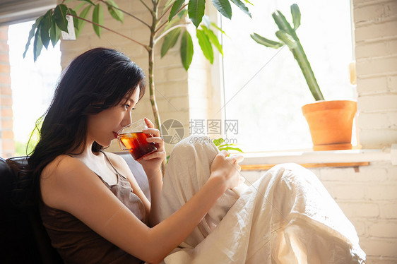 年轻女人在家喝茶休息图片