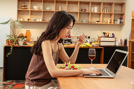 青年女人居家办公高清图片