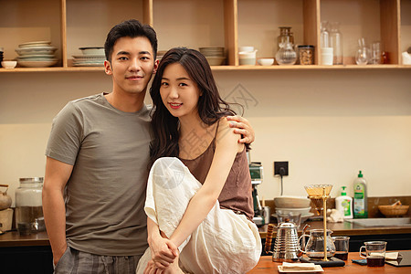 青年夫妇在家冲咖啡图片